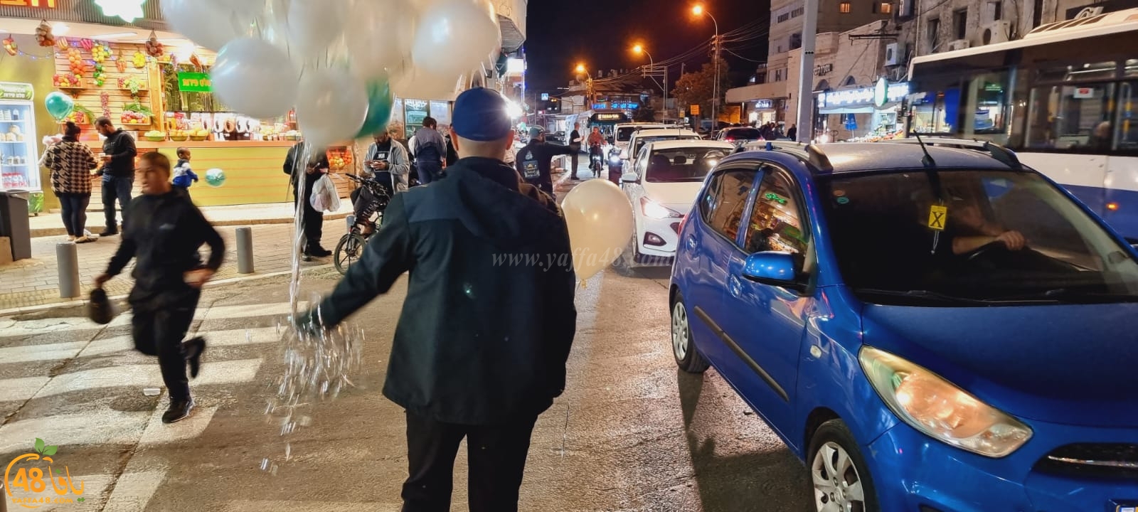  فيديو: بمناسبة حلول رمضان - توزيع الحلوى والهدايا على المارة في شارع ييفت بيافا